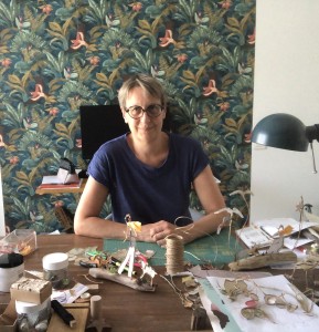 ficelle et papier, fabienne dans son atelier